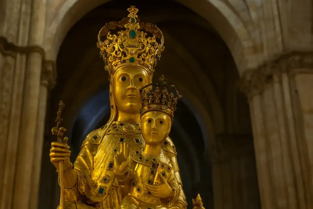 Estatua de la Virgen de la Vega, patrona de Salamanca, en la Catedral Nueva.