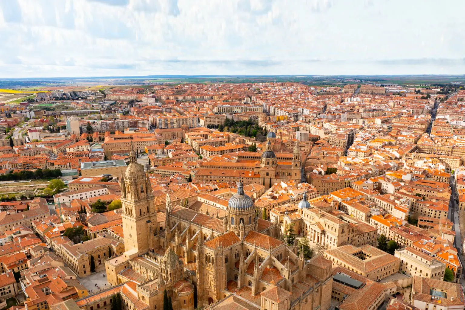 Vista aérea de Salamanca con la Catedral al atardecer