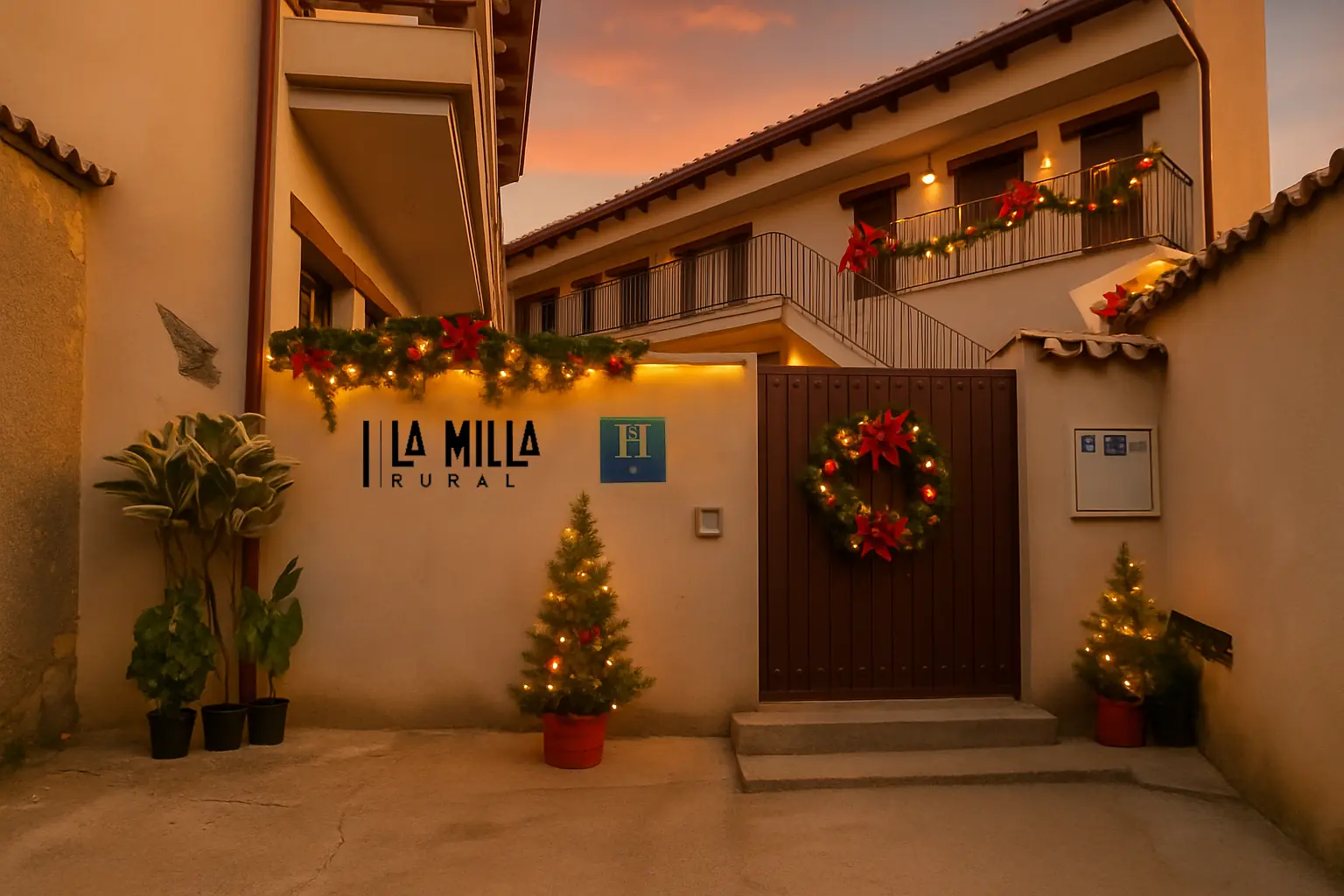 Entrada de casa rural LA MILLA RURAL decorada por Navidad al atardecer