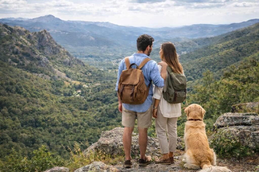 Pareja con un perro contemplando la Sierra de Francia Salamanca