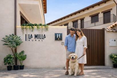 Pareja con perro en la entrada de una casa rural con mascotas en Salamanca, La Milla Rural