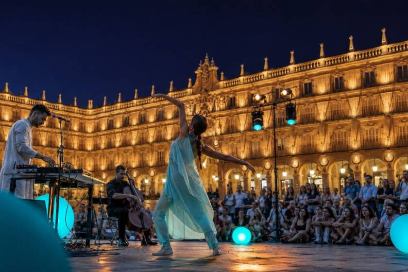 Espectáculo de danza y música del FACyL 2026 en la Plaza Mayor de Salamanca iluminada de noche